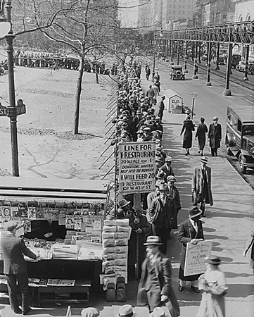 Người Mỹ xếp thành hàng dài chờ nhận đồ cứu tế ở thành phố New York năm 1932.